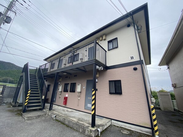 メゾン・ドールやかたB棟の物件外観写真